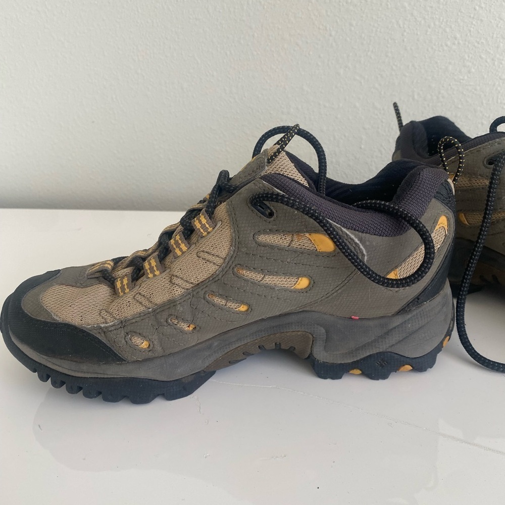 Columbia woman 7.5 Hiking Shoes - Black and Tan - Picture 4 of 6